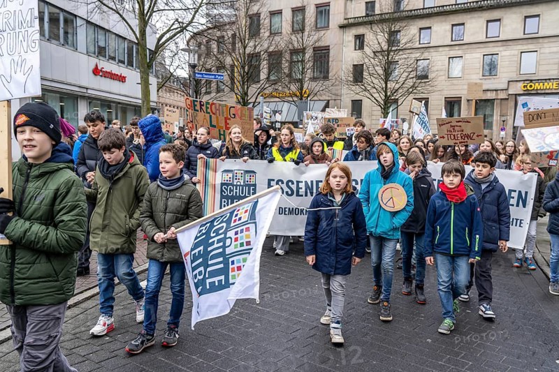 Pupils demonstrate against right-wing extremism, under the motto Schule bleibt Bunt (school remains colourful), over 2500 pupils, parents and teachers protest against right-wing extremism and for diversity in the city centre of Essen, North Rhine-Westphalia, Germany, Europe