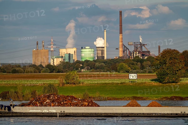 Hüttenwerke Krupp-Mannesmann, HKM in Duisburg-Hüttenheim, 2 blast furnaces, coking plant, cargo ship on the Rhine, Rhine meadows in Duisburg-Mündelheim, North Rhine-Westphalia, Germany, on the left the gas-fired power plant, cooling towers, Europe