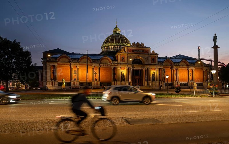 Cyclist, illuminated Ny Carlsberg Glyptotek or New Carlsberg Glyptotek in the evening, Art Museum of Sculpture and Painting, Hans Christian Andersens Boulevard, Copenhagen, Denmark, Europe