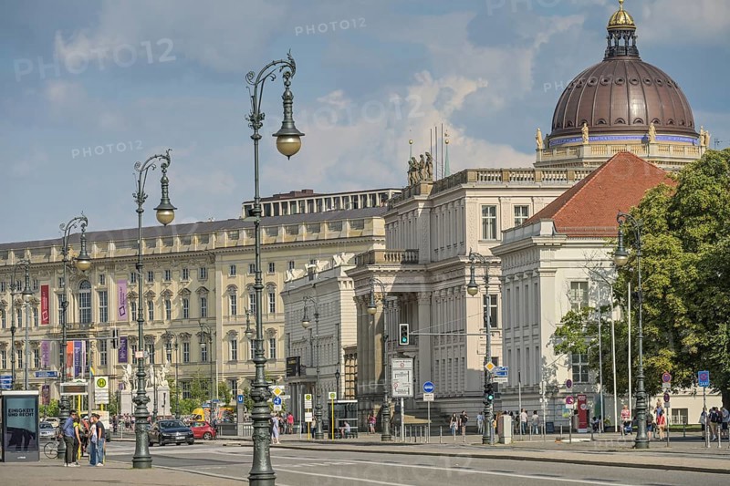 Street view Unter den Linden, Kronprinzenpalais, Humboldt-ForumMitte, Berlin, Germany, Europe