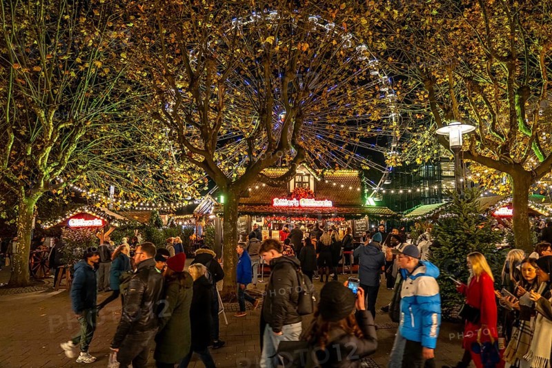 Pre-Christmas season, people, shoppers, visitors to the Christmas market in Essen city centre, Ferris wheel on Burgplatz, Kettwiger Straße, Christmas lights, Essener Lichtwochen, North Rhine-Westphalia, Germany, Europe