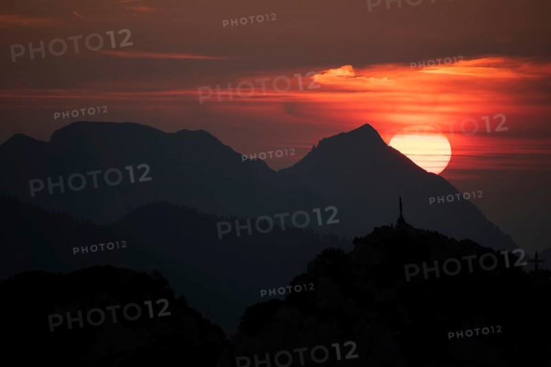 Sunrise in the Chiemgau Alps with Zwiesel and Hochstaufen, Bavaria, Germany, Europe