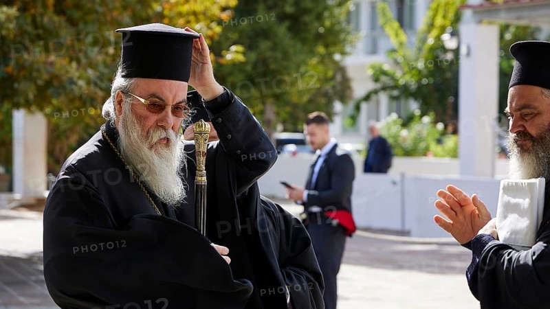 Archbishop Amphilochios, Orthodox priest with staff in hand, outside in a crowd of people in daylight, visit of Federal President Frank-Walter Steinmeier to Kandanos on 31 October 2024, Federal President, Frank-Walter Steinmeier, memorial, war crimes, Nazis, Wehrmacht crimes, World War II, Kandanos, southwest Crete, Crete, Greek islands, Greece, Europe