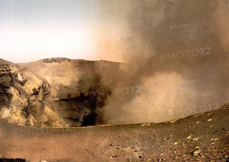 Vesuvius, der Krater, Neapel, Italien / Mount Vesuvius, the crater, Naples, Italy, Historic, digitally restored reproduction from a 19th century original, 1880, Record date not stated, Europe