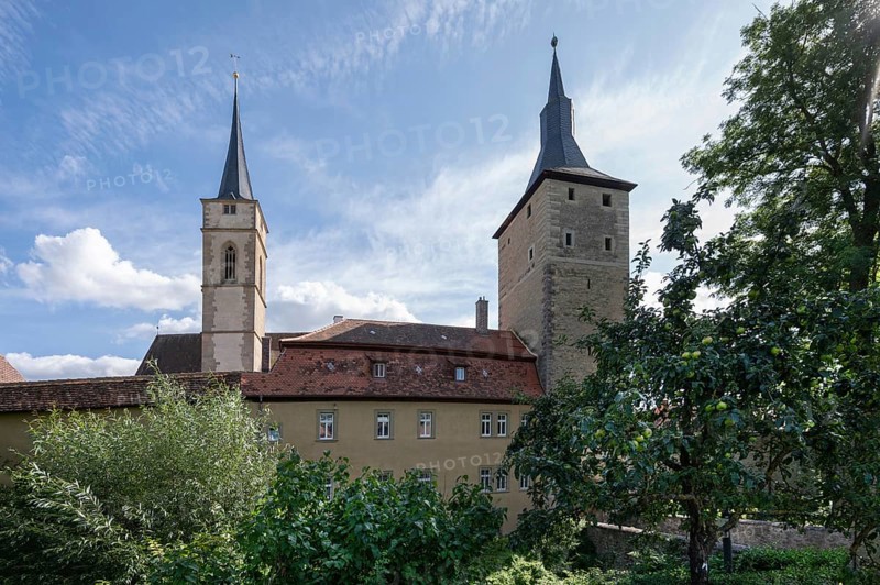 Bkick from the Wehrbach to the St. Veit church and the Mittagsturm 15th century, Iphofen, Lower Franconia, Bavaria, Germany, Europe