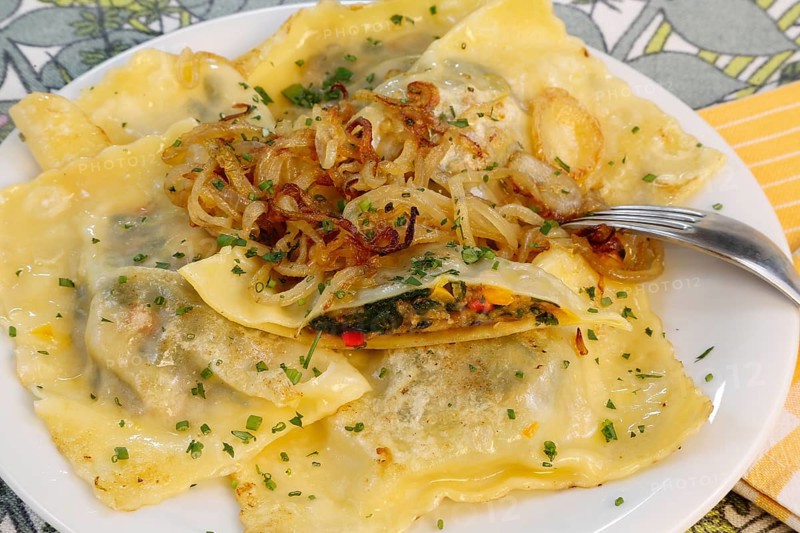 Swabian cuisine, Maultaschen, vegetarian, vegetable Maultaschen, vegetables in noodle dough, spinach, peeled onions, grandmother's cooking, regional, home cooking, typical Swabian, traditional cuisine reinterpreted, arranged on plates, food photography, studio, Germany, Europe