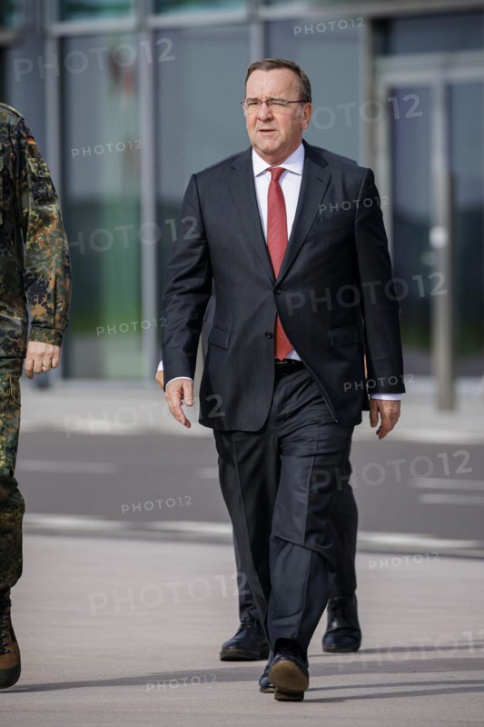 Federal Defence Minister Boris Pistorius, SPD, and the Inspector of the Army, Lieutenant General Alfons Mais, bid farewell to the 20 or so soldiers of the Lithuanian brigade's preliminary command at BER Airport. By the fourth quarter of 2024, the pre-command is to grow to a deployment staff of around 150 members of the Bundeswehr. The army brigade will be reorganised in Lithuania with the name Panzerbrigade 45. Following the official commissioning of the brigade in 2025, the other forces will be deployed starting in 2025. The Lithuanian brigade should be operational by the end of 2027. Berlin, 08.04.2024
