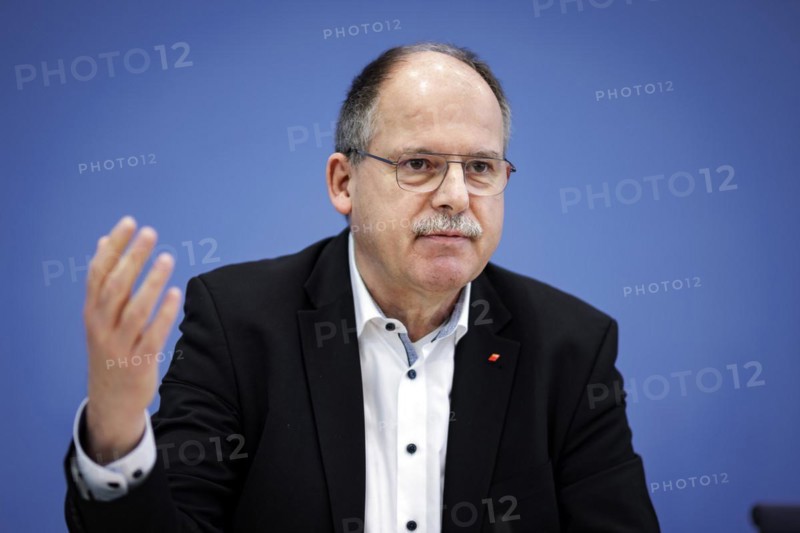 Stefan Koerzell, member of the Executive Committee of the German Trade Union Confederation (DGB), spoke at a press conference on the topic of Averting cuts, securing future investments: In favour of a change of course in financial and budgetary policy at the Federal Press Conference. Berlin, 11.04.2024