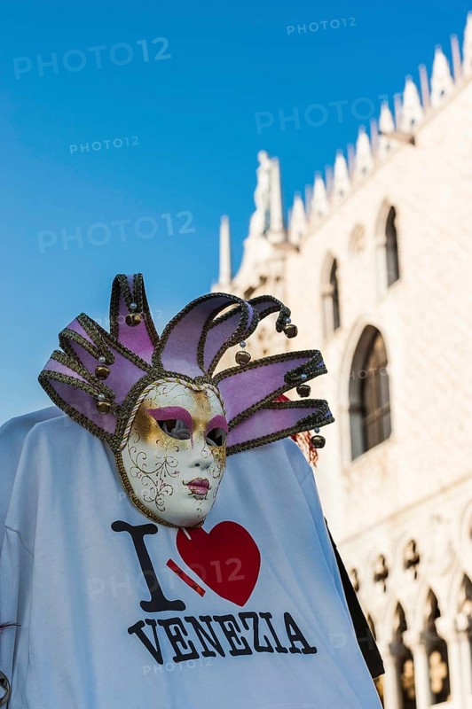 T-shirt with mask for Venetian carnival, Venetian, custom, carnival mask, festival, souvenir, tradition, souvenir, fantasy, disguise, culture, costume, hide, conceal, colourful, stall, masquerade, trader, headdress, mysterious, mysticism, city trip, holiday, travel, tourism, lagoon city, historic, history, historical, famous, attraction, sightseeing, world heritage, UNESCO, culture, honeymoon, Middle Ages, Venice, Italy, Europe