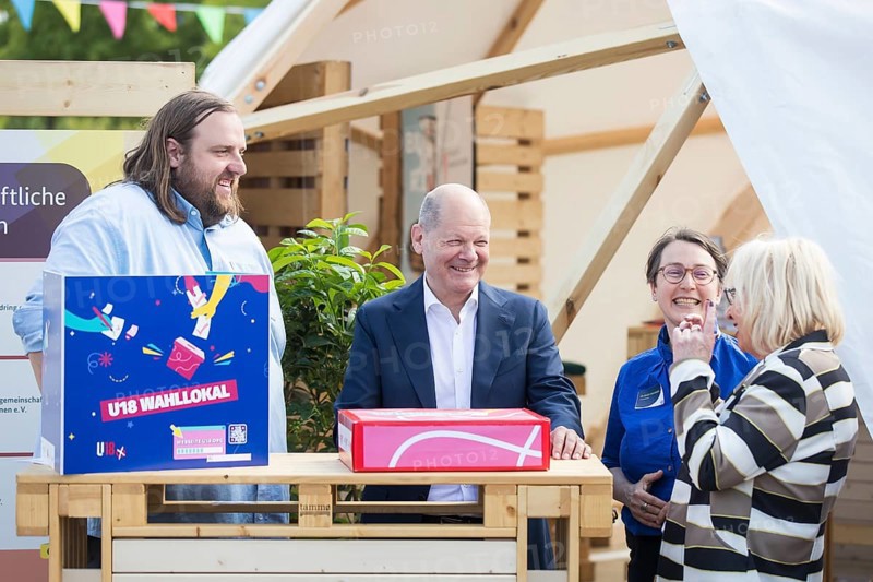 Olaf Scholz (Federal Chancellor, SPD) visits the stand of civil society organisations during a tour of the Bürgerfest Demokratie feiern. / The Basic Law turns 75, together it will be a celebration, Berlin, 24.05.2024