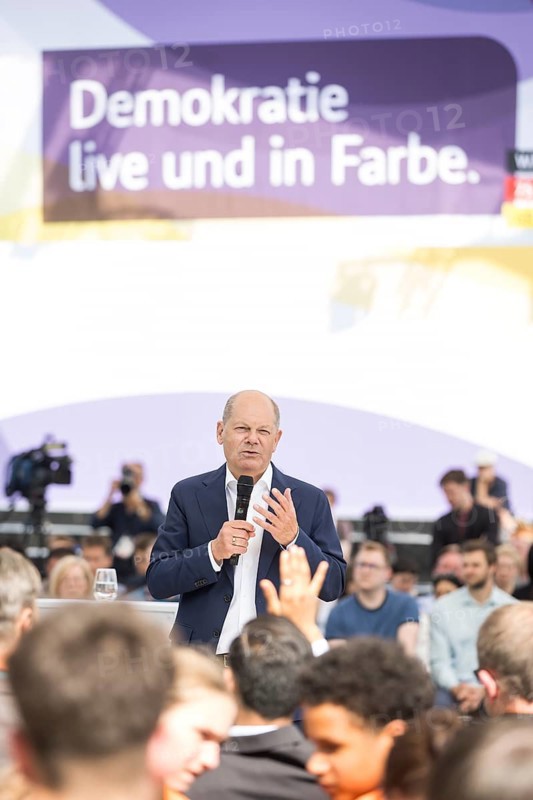 Olaf Scholz (Federal Chancellor, SPD) speaks to members of the Hamburg Fire Brigade at the Germany Dialogue on the topic Together for Democracy in the dialogue forum at Celebrating Democracy. / The Basic Law turns 75, together it will be a celebration in the background a banner with the inscription Democracy live and in colour, Berlin, 24.05.2024