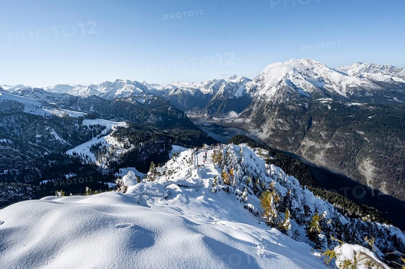 Hiking trail on the snow-covered summit of the Jenner with viewing platform in autumn, view of Königssee and Watzmann, Berchtesgaden National Park, Berchtesgaden Alps, Schönau am Königssee, Berchtesgadener Land, Bavaria, Germany, Europe