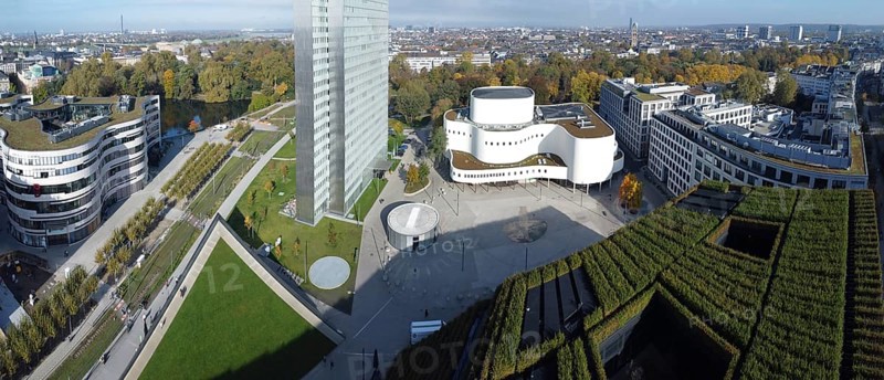 Gustaf-Gründgens-Platz mit Schauspielhaus, Dreischeibenhaus und mit Hainbuchen begrünter Kö-Bogen-II, Drohnenaufnahme, Düsseldorf, NRW, Deutschland