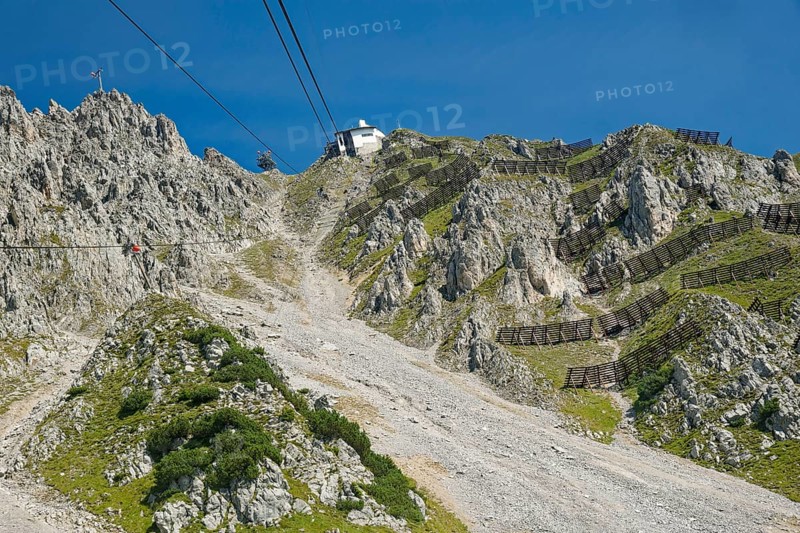 Cable car of the Hafelekarbahn of the Innsbrucker Nordkettenbahnen to the Hafelekar, mountains of the Innsbrucker Nordkette, Alpine landscape, Innsbruck, Tyrol, Austria, Europe