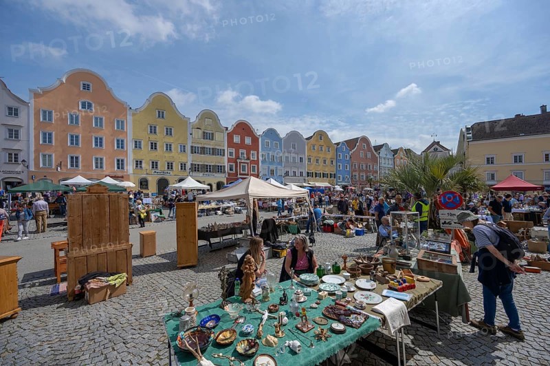 Flea market on the Upper Town Square, late baroque row of houses at the back, Schärding, Upper Austria, Austria, Europe
