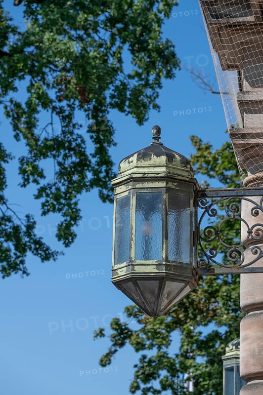 Historic lantern at the side portal of the justice building, built between 1909 and 1916 in the neo-renaissance style, Fürther. Str., 110, Nuremberg, Middle Franconia, Bavaria, Germany, Europe