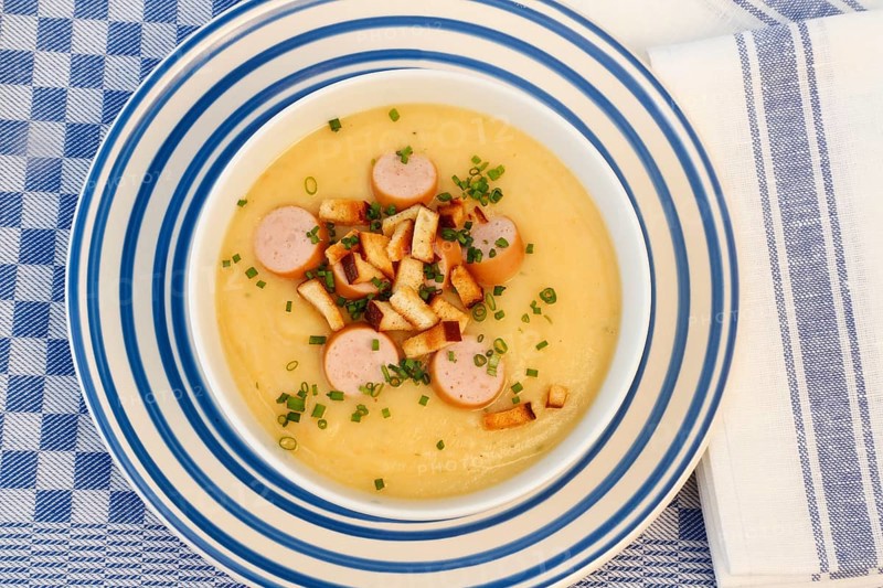 Swabian cuisine, potato soup with string sausages and pretzel croutons, hearty, savoury, typical Swabian, home cooking, traditional cuisine, chives, soup bowl, food photography, studio, Germany, Europe