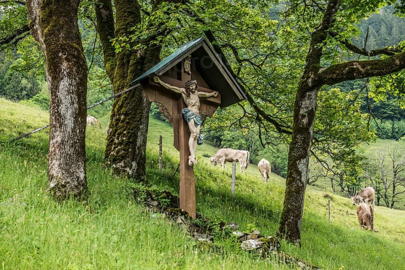 wayside cross, mountain farming village, Gerstruben, Dietersbachtal, near Oberstdorf, Allgäu Alps, Allgäu, Bavaria, Germany, Europe