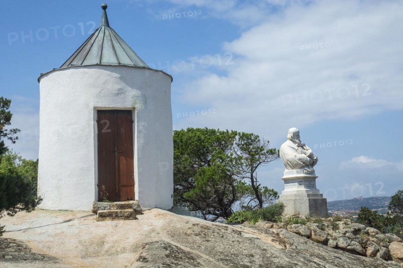 Guard shack and bust of Giuseppe Garibaldi at his home Casa Bianca, Isola Caprera, Arcipelago di La Maddalena National Park, Sardinia, Italy, Europe