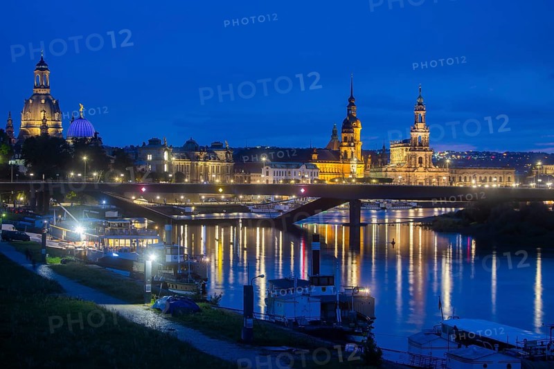 In the early hours of the morning, a section of the Carola Bridge collapsed for unknown reasons. Over a length of around 100 metres, the section on which the trams normally run has collapsed into the Elbe. The area is cordoned off, partial collapse of the Carola Bridge in Dresden, further bridge sections are in acute danger of collapsing, Dresden, Saxony, Germany, Europe