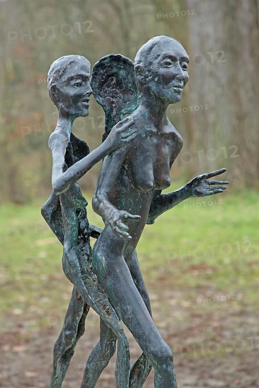 Sculpture Skinning by Titus Lerner 2013, bronze sculpture, bronze, modern art, black, grey, female figures, symbol, out of skin, skinning, two, divide, separate, separation, severed, split, division, hollow, apart, halved, half, half, renew, new, renewal, change, change, thin, slim, narrow, floodplain art, Massenheim, Bad Vilbel, Wetterau, Hesse, Germany, Europe