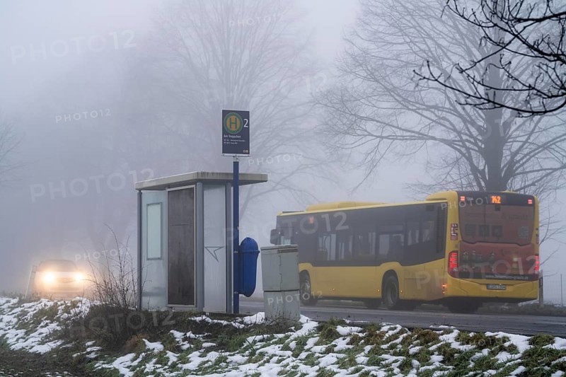 Dense fog, with visibility partly below 100 metres, country road, bus stop Am Treppchen, Meisenburgstraße, line 142, in Essen, North Rhine-Westphalia, Germany, Europe