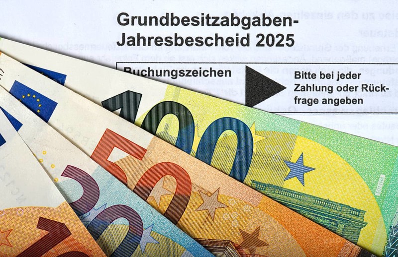 Property tax annual tax assessment 2025, symbolic image property tax reform, property tax, assessment, reform, tax assessment, tax office, banknotes, banknotes, EURO, Baden-Württemberg, Germany, Europe