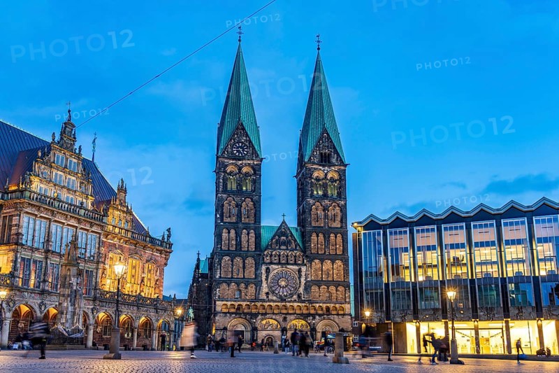 Bremen market square with the town hall, Bremen Cathedral and the House of Parliament on the market square at dusk, Free Hanseatic City of Bremen, Germany, Europe