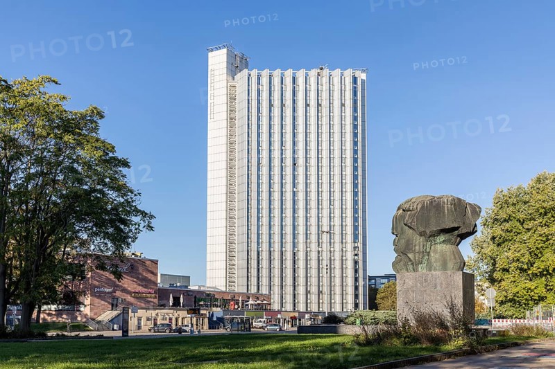 Karl Marx Monument, the so-called Nischl, and the congress hotel on Brückenstraße, Chemnitz, Saxony, Germany, Europe