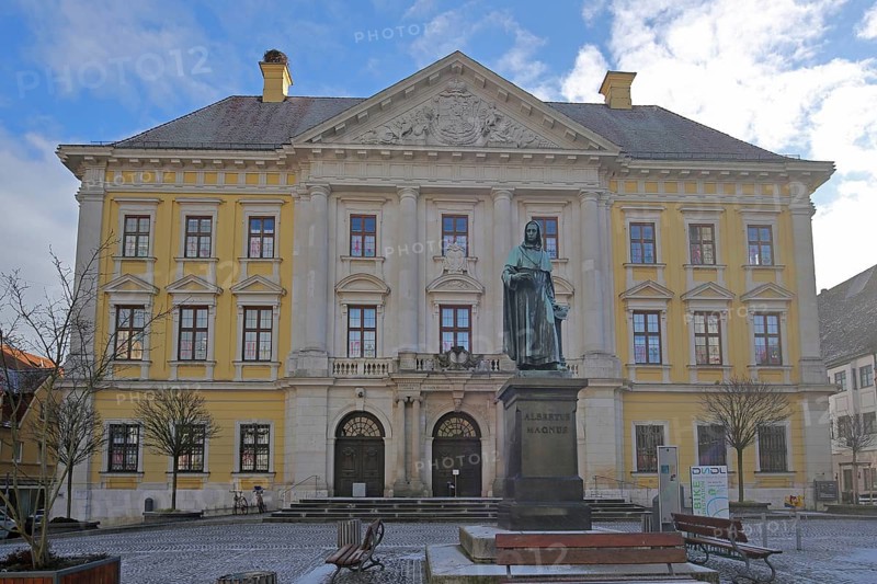 Classicist town hall and monument to medieval bishop and scholar Albertus Magnus, Albert of Cologne, sculpture, Lauingen, Donauried, Bavaria, Germany, Europe