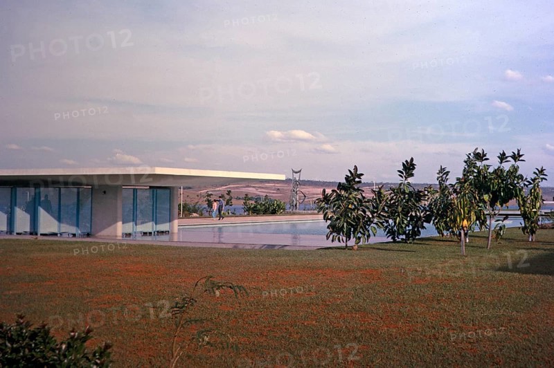 Gardens of the Presidential Palace, Palacio da Alvorada, built in 1958 by architect Oscar Niemeyer, Brasilia, Federal District, Brazil, 1962, South America