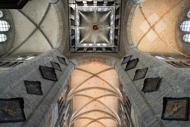 Gothic St. Nicholas Church, Vaulted ceiling and columns of the central nave, Ghent, Flanders, Belgium, Europe