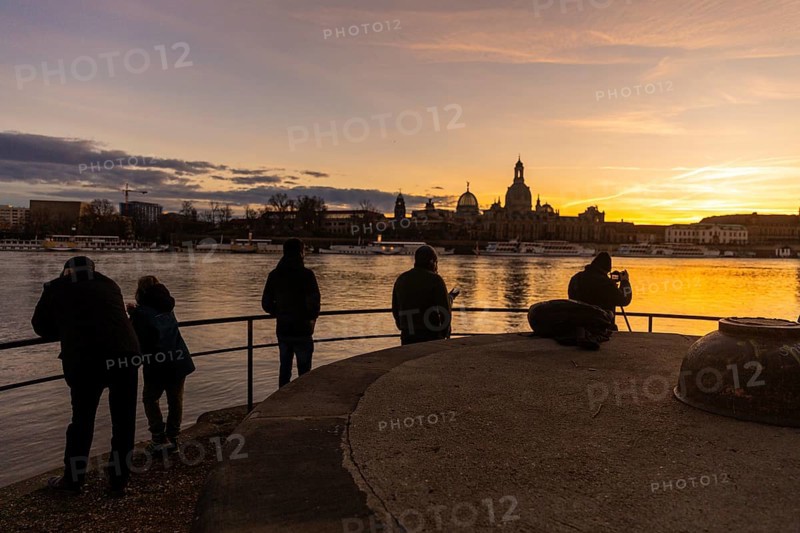Due to the heavy precipitation in the form of snow and rain, alert level 3 has been declared on the Elbe in Dresden. The maximum level is expected to be 6.37 metres on 29.12.2023. The Terrassenufer was closed due to flooding and the first flood protection barriers were installed. Onlookers on the Königsufer, Dresden, Saxony, Germany, Europe