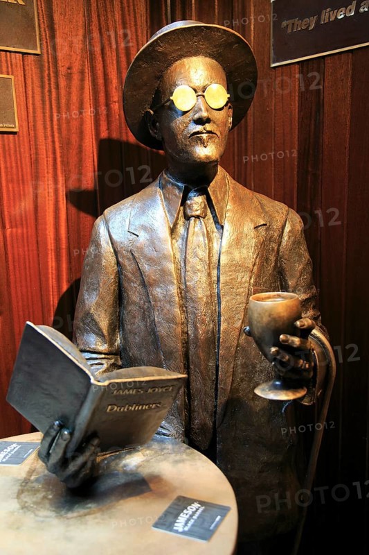 James Joyce 1882-1941 sculpture statue inside the Temple Bar pub, Dublin city centre, Ireland, Republic of Ireland, Europe