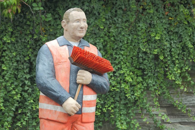 Sculpture Construction worker by Christel Lechner 2021, everyday people, street sweeper, street sweeper, street worker, worker, street cleaner, broom, hold, cleaning, safety waistcoat, work clothes, protective clothing, construction worker, Eschenplatz in Eschborn, Taunus, Hesse, Germany, Europe