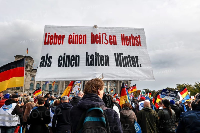 With the slogan Better a hot autumn than a cold winter, AfD supporters demonstrate against government policy in the energy crisis, Berlin, 08.10.2022