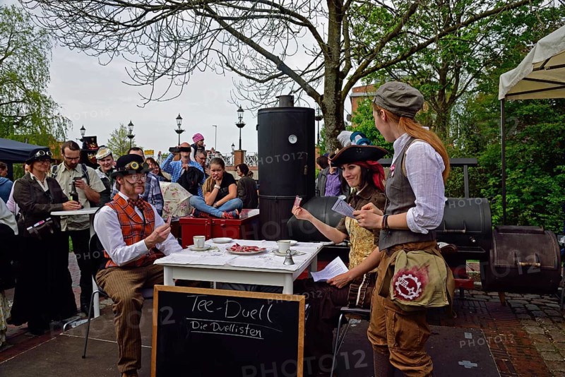 Europe, Germany, Lower Saxony, Hamburg metropolitan region, Hanseatic city of Buxtehude, steampunk festival, elements of steampunk are steam and cogwheel-driven mechanics, Victorian style of dress, costumed participants at the Tee Düll, Hamburg, Hamburg, Federal Republic of Germany, Europe