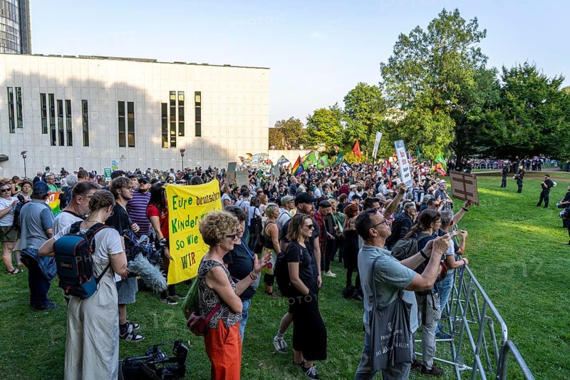 Protests against a so-called citizens' dialogue of the AfD in the Philharmonie in Essen, the employees of the Essen Theatre and Philharmonie have called for it, about 3000 people demonstrated in the municipal park, between Aalto Theatre and Philharmonie against the event, the police sealed off the venue, Essen North Rhine-Westphalia, Germany, Europe