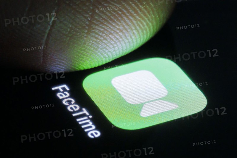 The Apple FaceTime app can be seen on a smartphone next to a finger. Berlin, 27.03.2024