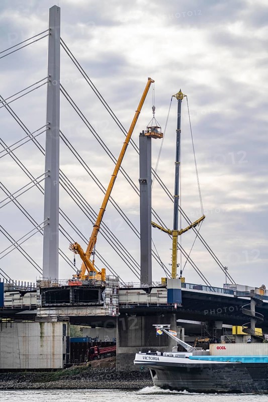Dismantling of the old motorway bridge Neuenkamp, the A40, dismantling of the last bridge pier, next to it the first part of the new Rhine bridge, the second part is to be completed in 2026, Duisburg, North Rhine-Westphalia, Germany, Europe