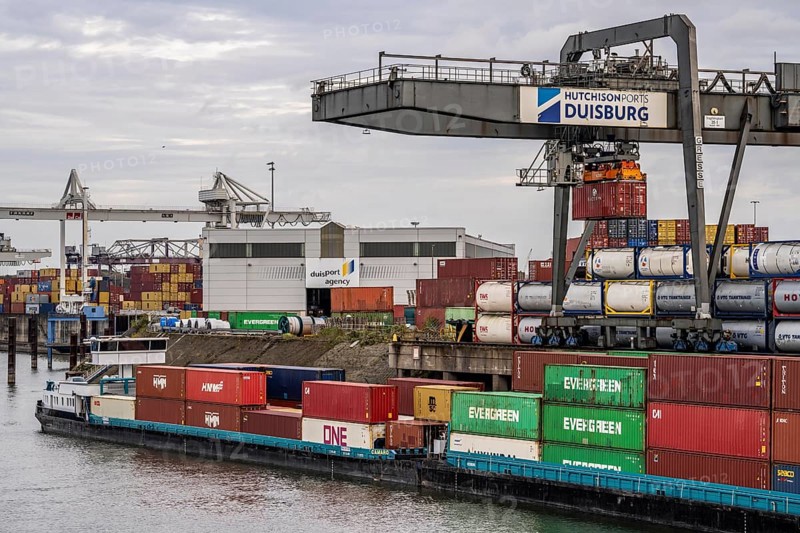 Port of Duisburg Ruhrort, Container freighter being loaded and unloaded at DeCeTe, Duisburg Container Terminal, Duisport, Duisburger Hafen AG, Duisburg, North Rhine-Westphalia, Germany, Europe