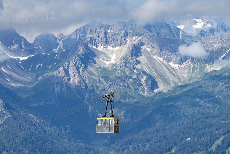 Cabin of the Nebelhorn cable car between Höfatsblick station and summit, behind it the cloudy Hammerspitzen, Oberstdorf, Allgäu Alps, Allgäu, Bavaria, Germany, Europe