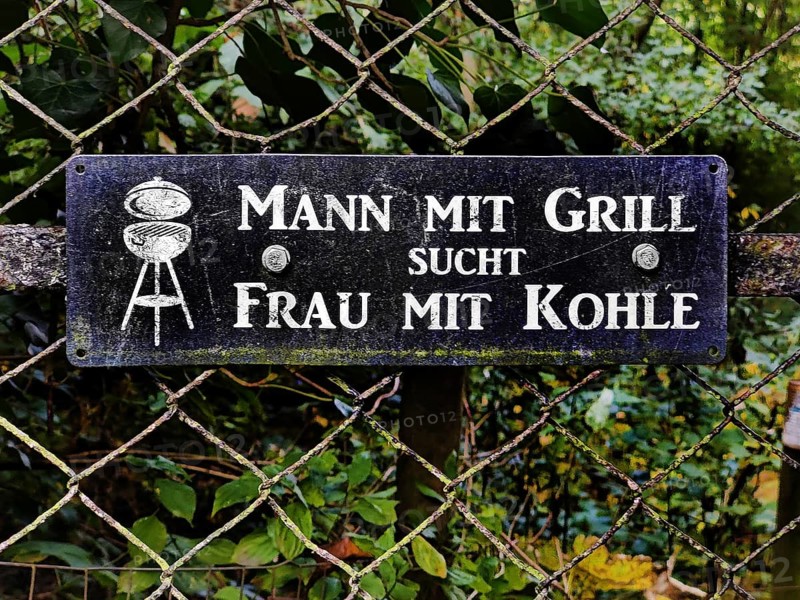 Sign on the fence with the slogan Man with barbecue seeks woman with coal, Traben-Trarbach, Middle Moselle, Rhineland-Palatinate, Germany, Europe