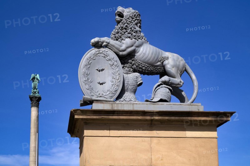 Jubilee column with Concordia, heraldic animal lion by Anton von ISOPIS in front of the main portal and cour d'honneur Neues Schloss, Schlossplatz, Stuttgart, Baden-Württemberg, GermanyStuttgart, Baden-Württemberg, Germany, Europe