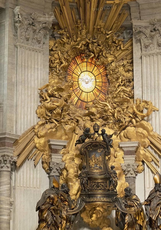 St Helena's Pillar and the Cathedra Petri, St Peter's Basilica, San Pietro in Vaticano, Basilica of St Peter in the Vatican, Rome, Italy, Europe