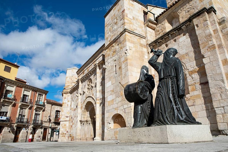 Bronze statue of Merlú in the Plaza Mayor, one of the most representative figures of Holy Week in Zamora, behind the church Iglesia San Juan de Puerta Nueva, historic centre of Zamora, province of Zamora, Castile and Leon, Spain, Europe