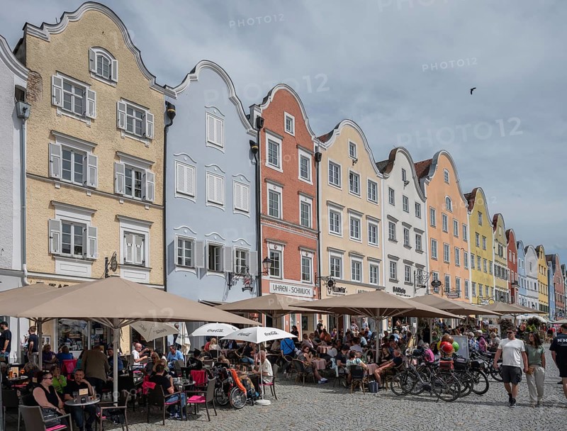 Late baroque row of houses, in front of it well-frequented cafés, Upper Town Square, Schärding, Lower Austria, Austria, Europe