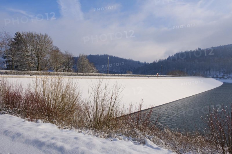 Dam on the Hennesee, Hennetalsperre, winter landscape, Sauerland-Rothaargebirge Nature Park, Meschede, Sauerland, North Rhine-Westphalia, Germany, Europe
