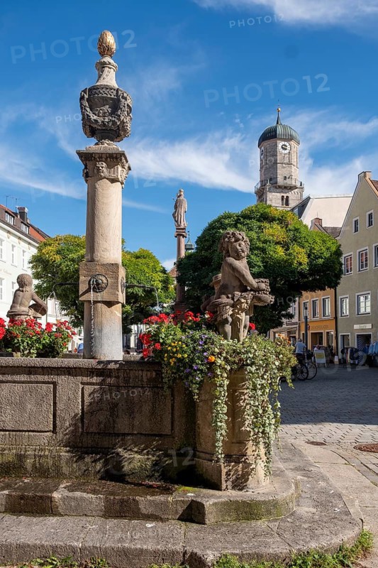 Town fountain in front of the tower of the parish church of the Assumption of the Virgin Mary, Marienplatz, Weilheim, Upper Bavaria, Bavaria, Germany, Europe