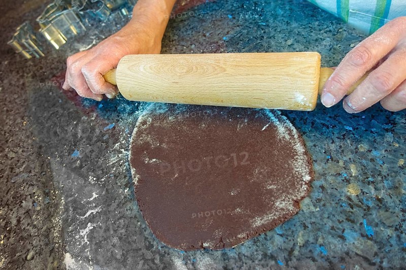 Swabian cuisine, Swabian Christmas biscuits, preparation of cookie cutters, shortcrust biscuits, rolling out raw dough with cocoa, rolling pin, typical Swabian, baking, Christmas biscuits, sweet biscuits, Gutsle, Bredle, baked goods, from the oven, men's hands, traditional cuisine, food photography, studio, Germany, Europe